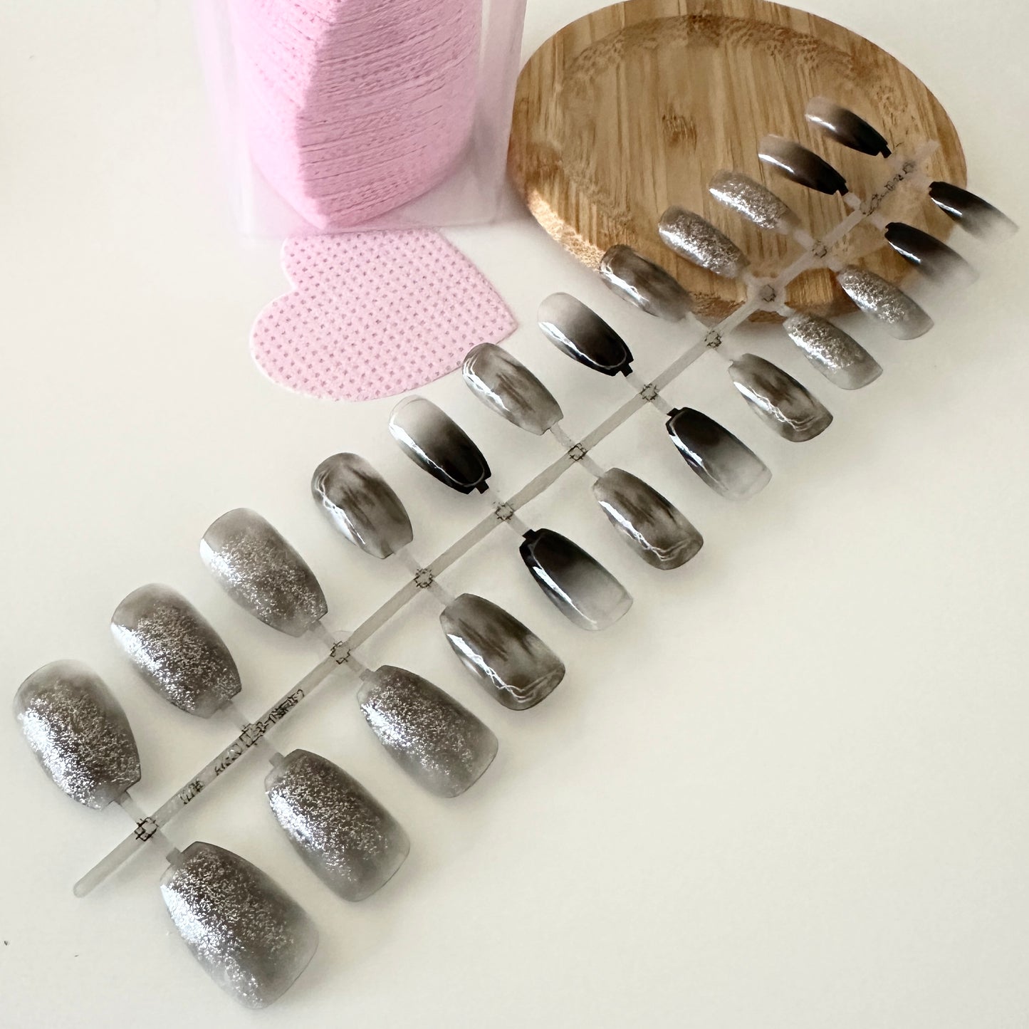 Transform Your Nails with 24pcs + 1 pc Jelly Gule L211